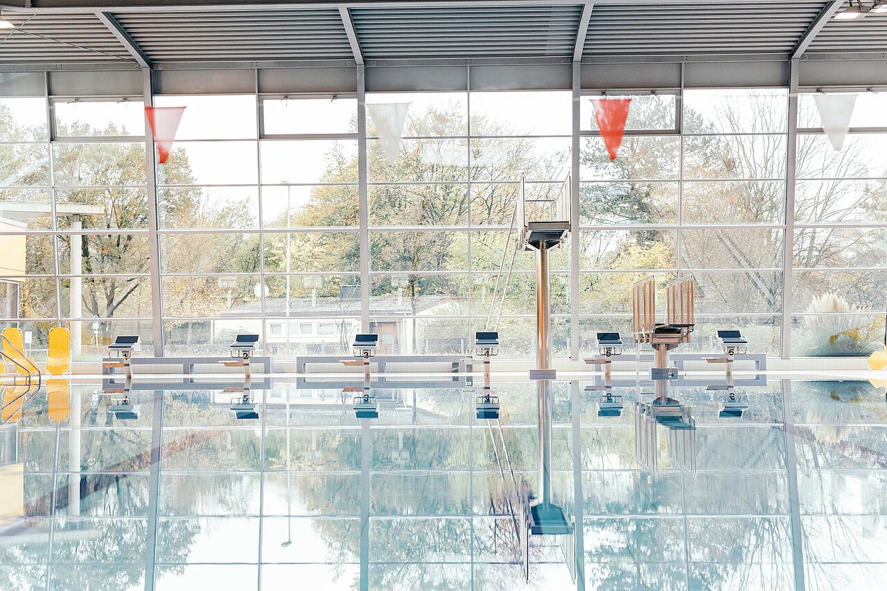 Sportschwimmbecken mit Startblöcken und Sprungtürmen