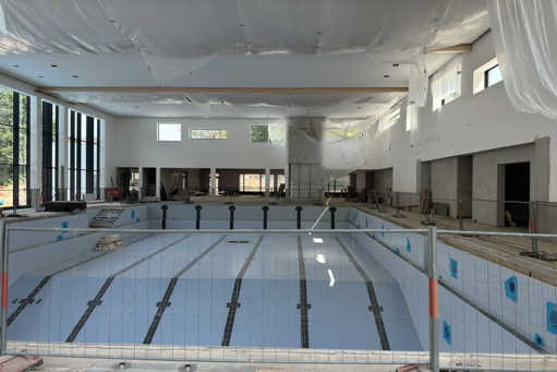 Leeres Schwimmbecken in einem Schwimmbad, das sich im Bau befindet.