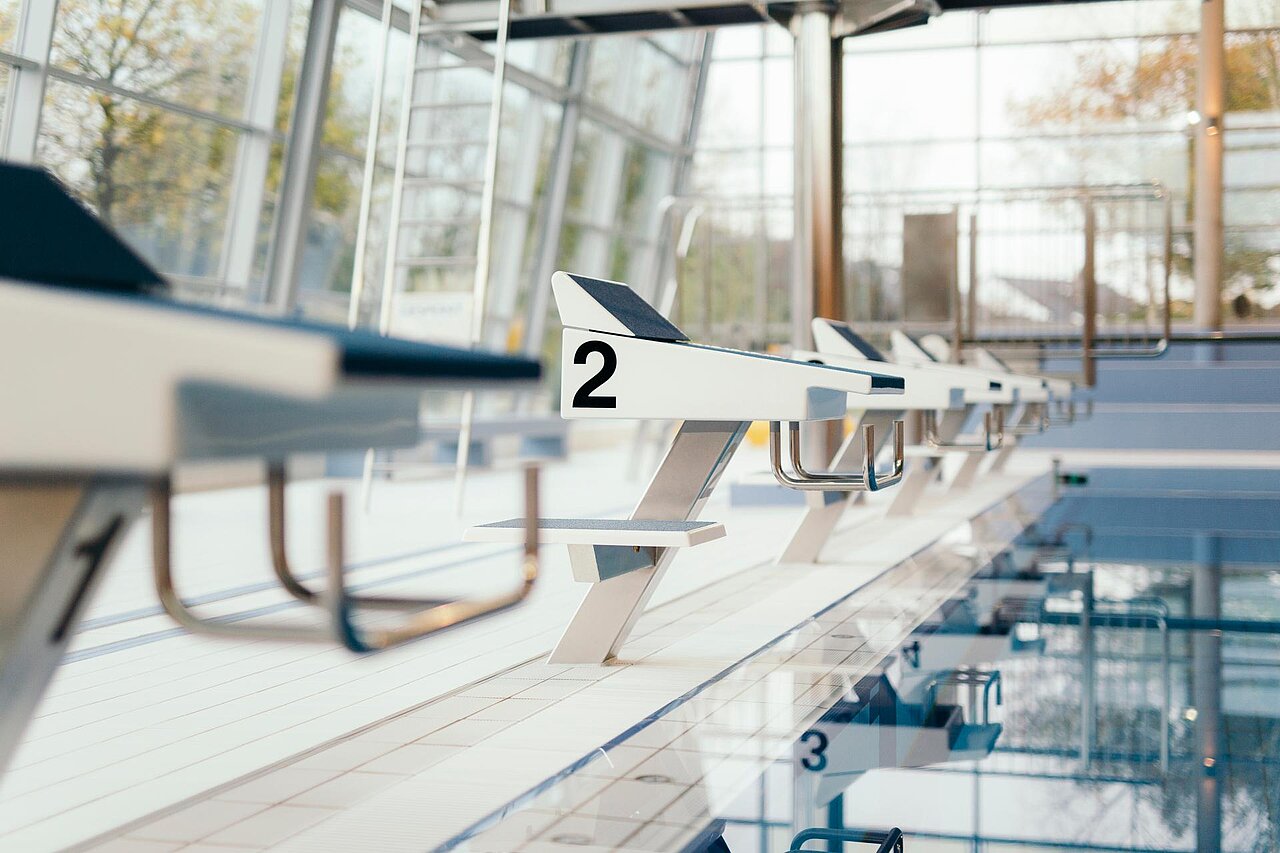 Startblöcke im Sportschwimmbecken
