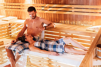 Mann und Frau entspannen in einer Sauna