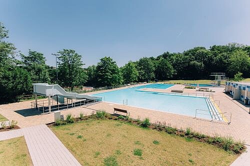 Freibad Gadderbaum Ansicht Schwimmbecken und Rutsche