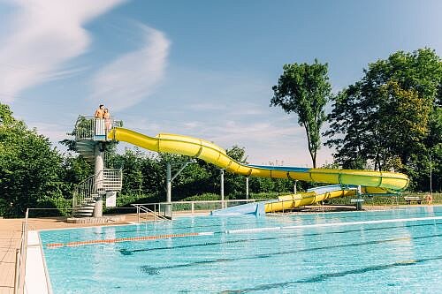 Freibad Dornberg Ansicht Rutsche und Schwimmbecken