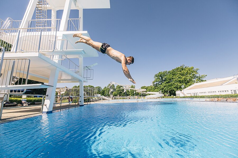 Sprungturm und Schwimmbecken im Wiesenbad Bielefeld