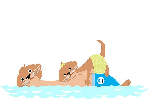 Comic-Fischotter Fiete und ein kleiner Otter treiben im Wasser.